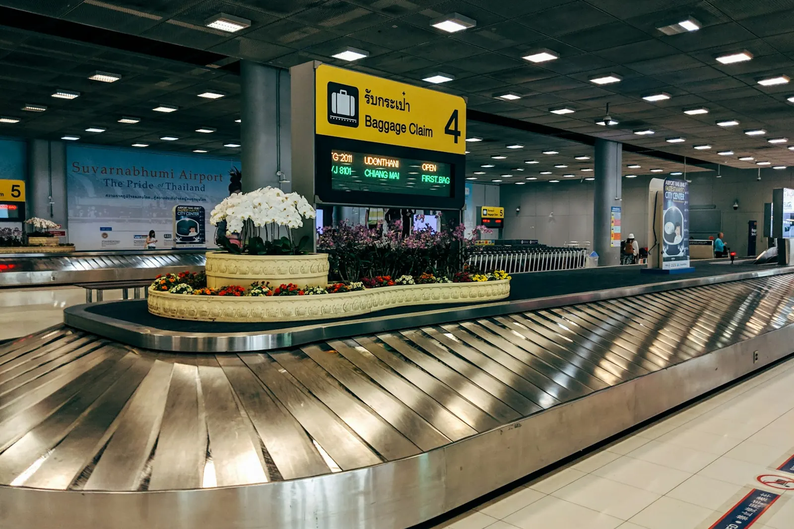 A baggage carousel in an airport arrivals hall.